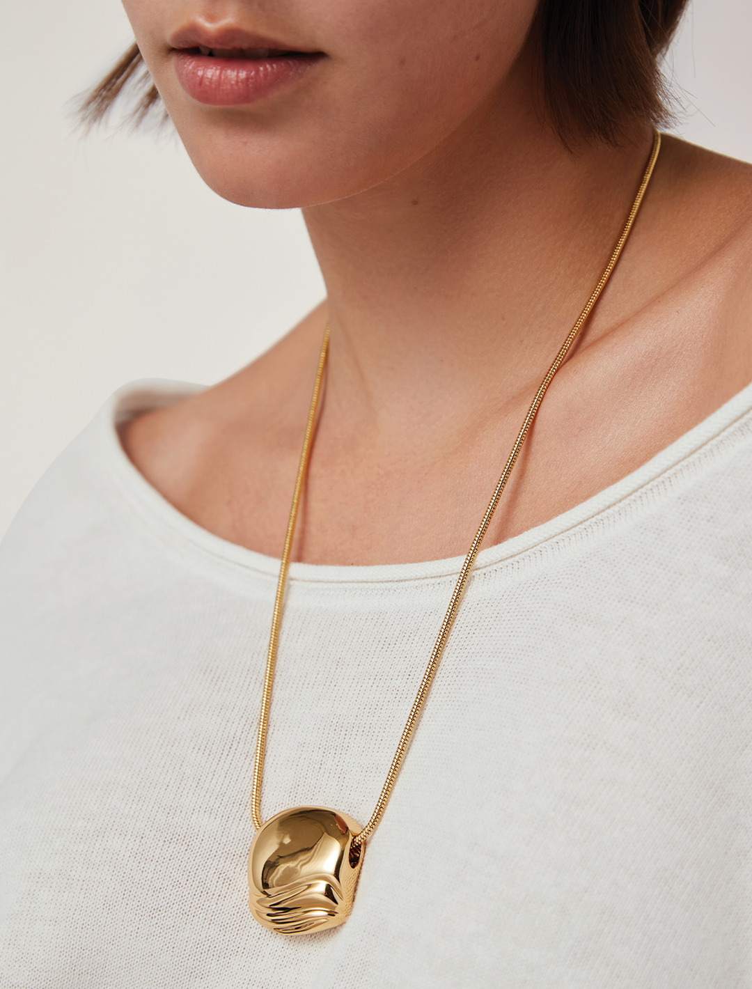 rue pendant necklace in gold