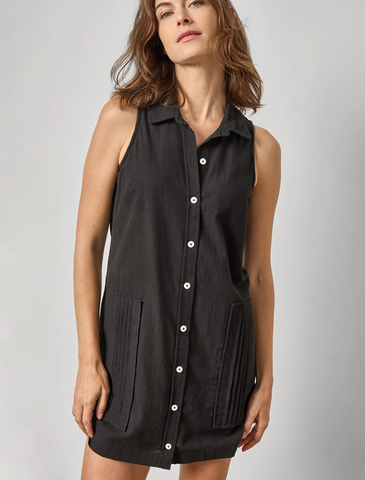 sleeveless pleat pocket dress in black