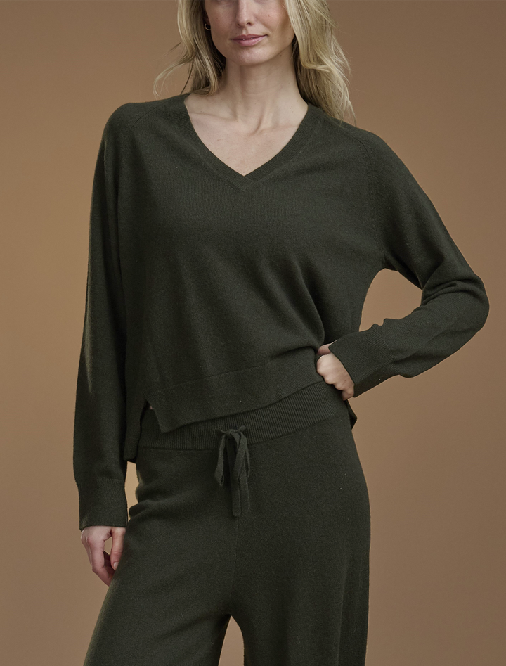 tori cashmere v neck sweater in pine