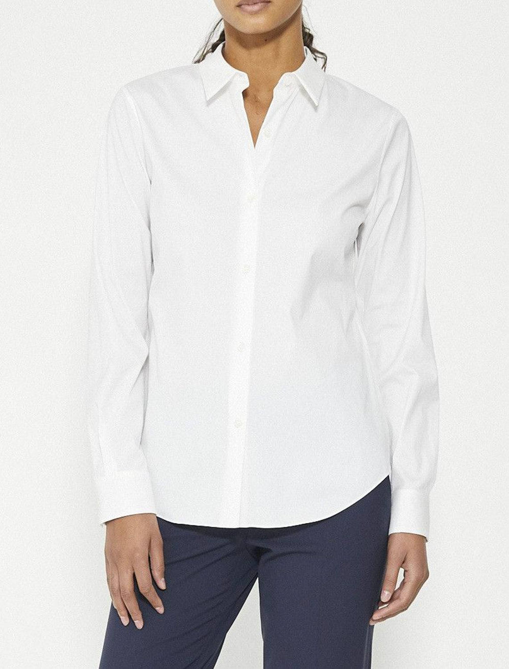 Model wearing Theory's tenia luxe button up shirt in white.
