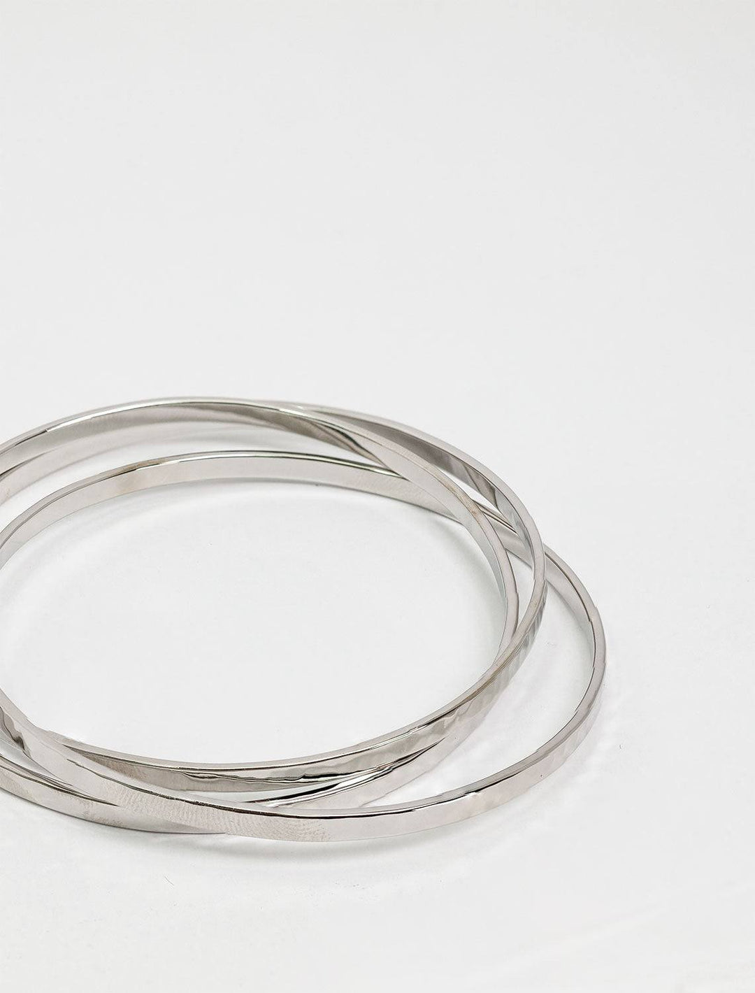 close up of medium hammered bangle set in silver interlocking bangles