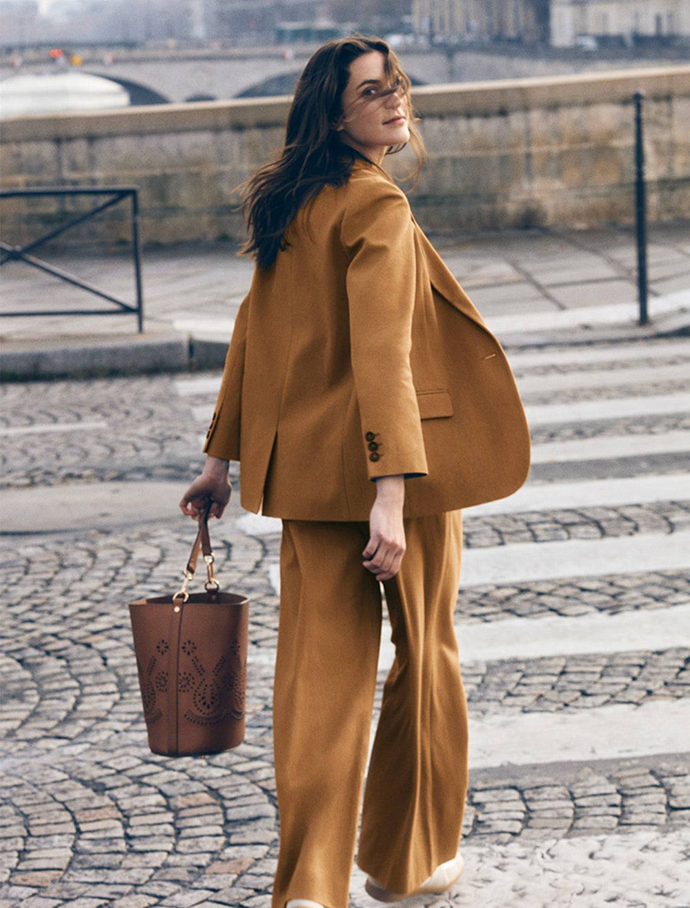 Model carrying Vanessa Bruno's holly sac seau in cognac.