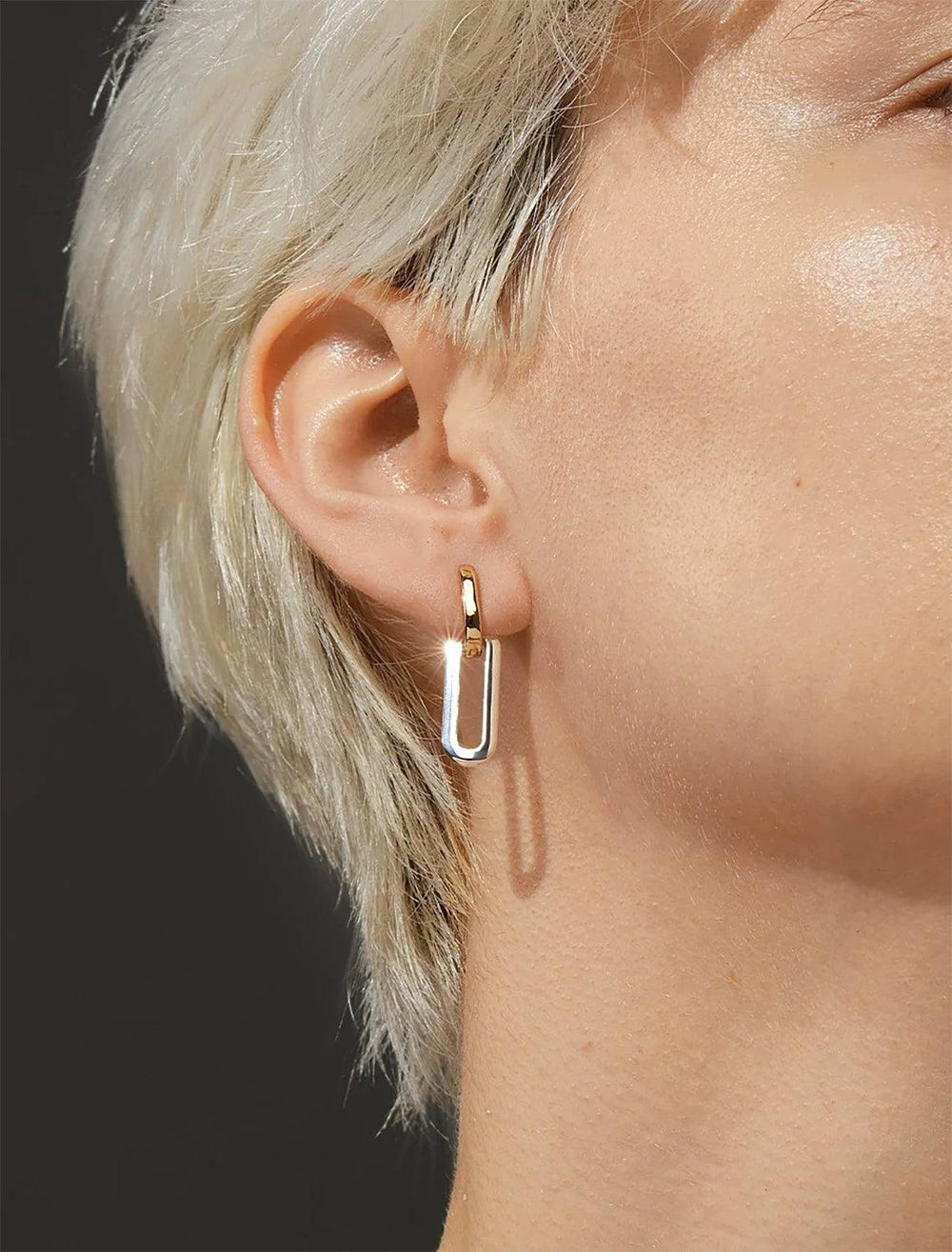 Model wearing Jenny Bird's Teeni Detachable Link Earrings in Two Tone.