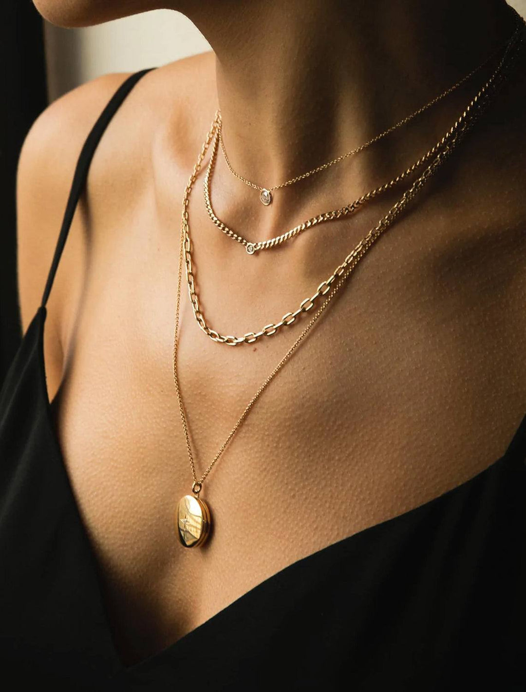 Model wearing Zoe Chicco's 14k mixed small and medium link chain station necklace | 18".