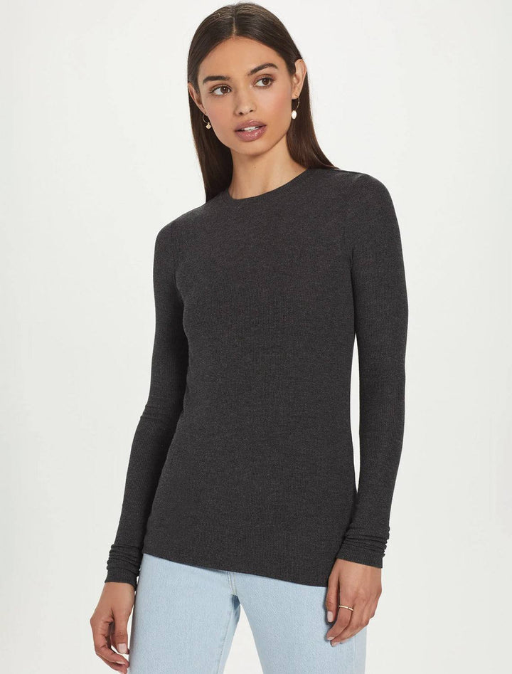 Model wearing Goldie Lewinter's ribbed long sleeve tee in charcoal heather.