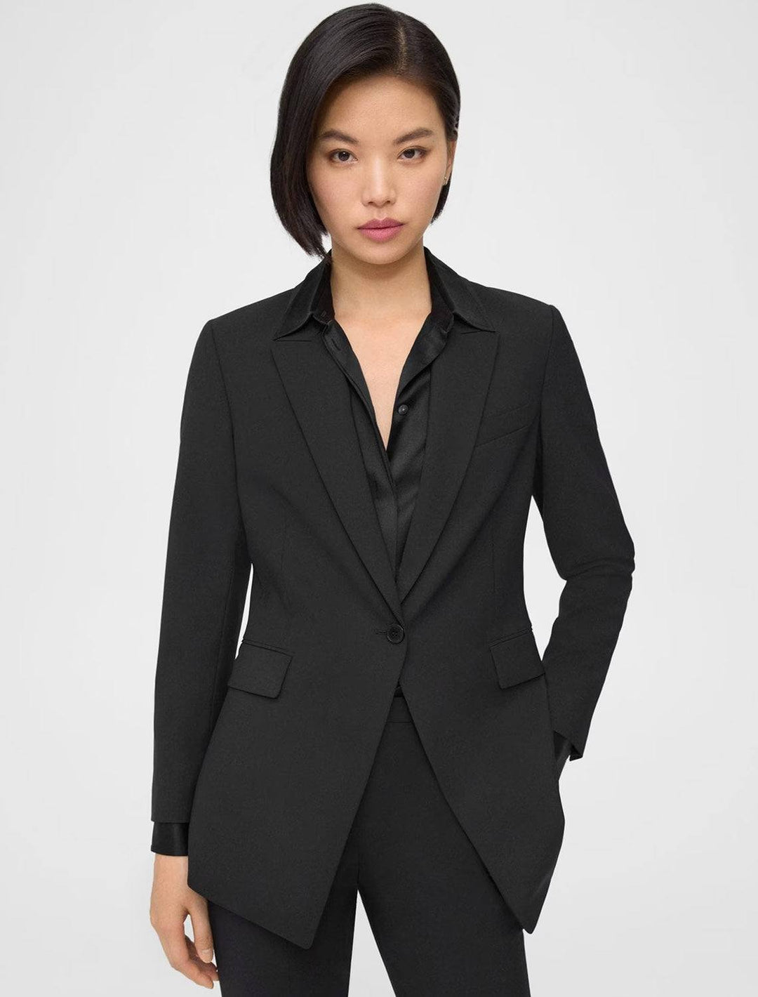 Model wearing Theory's etiennette blazer in black.