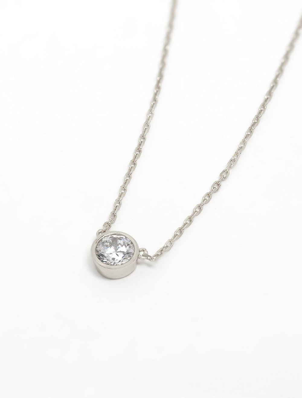 solitaire necklace in white gold (2)